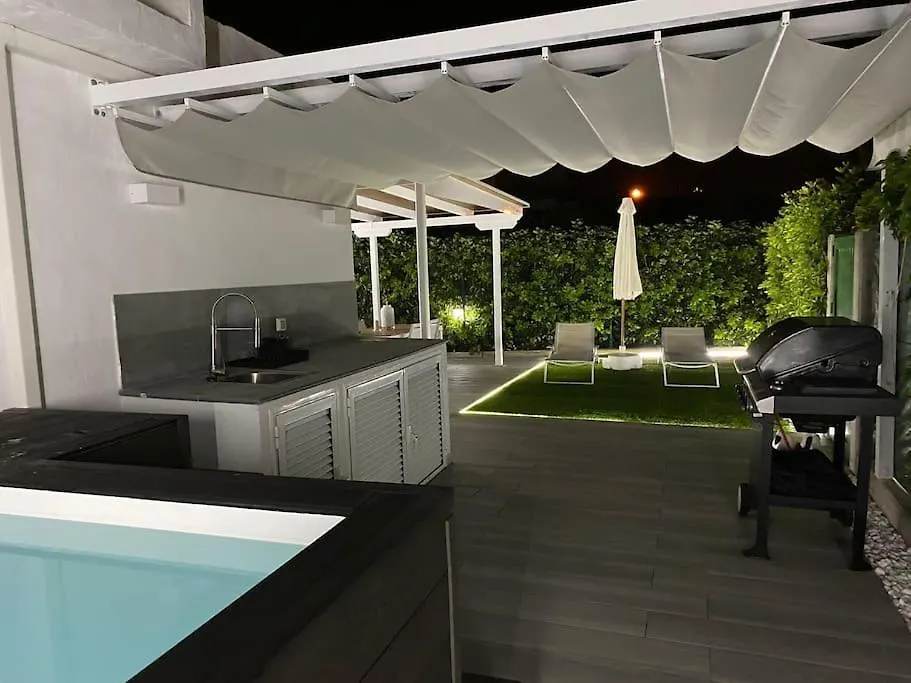 Luxury 2 Bedroom Bungalow With Private Pool contacts